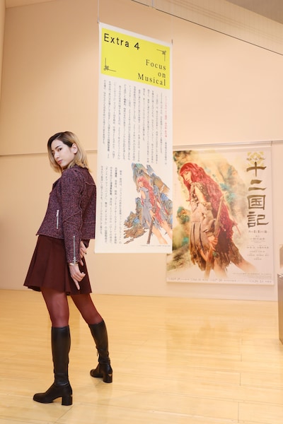 兵庫・姫路文学館で開催中の特別展 「『十二国記』山田章博原画展」を訪れた柚香光。（撮影：井川由香）