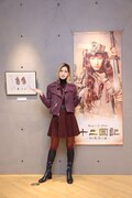 兵庫・姫路文学館で開催中の特別展 「『十二国記』山田章博原画展」を訪れた柚香光。（撮影：井川由香）