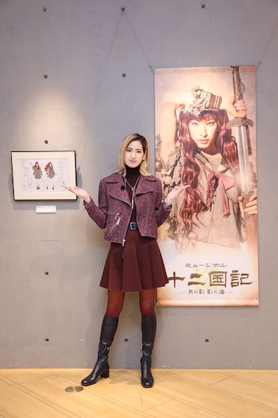 兵庫・姫路文学館で開催中の特別展 「『十二国記』山田章博原画展」を訪れた柚香光。（撮影：井川由香）