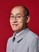 陸徳志役の山西惇のビジュアル。