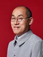 陸徳志役の山西惇のビジュアル。