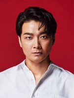 勝男役の井上芳雄のビジュアル。