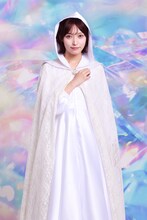 山口真帆扮する白の案内人。