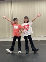 丸美屋食品ミュージカル「アニー」2026年公演でアニーを演じる下山夏永（左）、牧田花（右）。