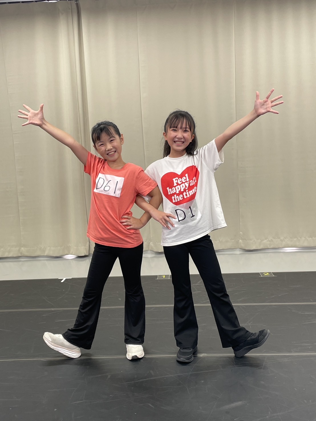 丸美屋食品ミュージカル「アニー」2026年公演でアニーを演じる下山夏永（左）、牧田花（右）。