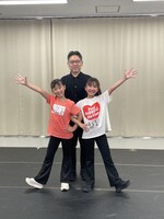 丸美屋食品ミュージカル「アニー」2026年公演でアニーを演じる下山夏永（左）、牧田花（右）。後ろは演出の山田和也。