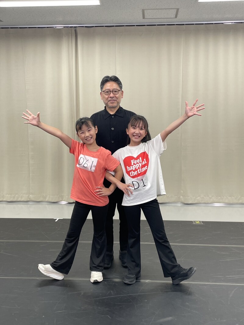 丸美屋食品ミュージカル「アニー」2026年公演でアニーを演じる下山夏永（左）、牧田花（右）。後ろは演出の山田和也。