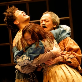 「西に黄色のラプソディ」幕開け、串田和美「とてもみずみずしく新しい芝居に」