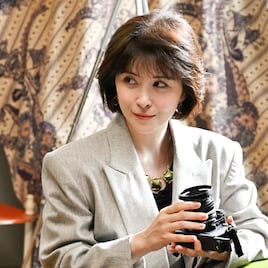 もしがく第5話に宮澤エマ登場、1980年代のタブロイド紙記者に扮する