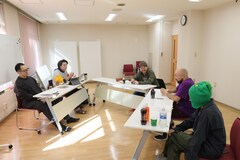 松井周演出、七坂稲の北海道戯曲賞大賞受賞作「迷惑な客」稽古場写真が到着