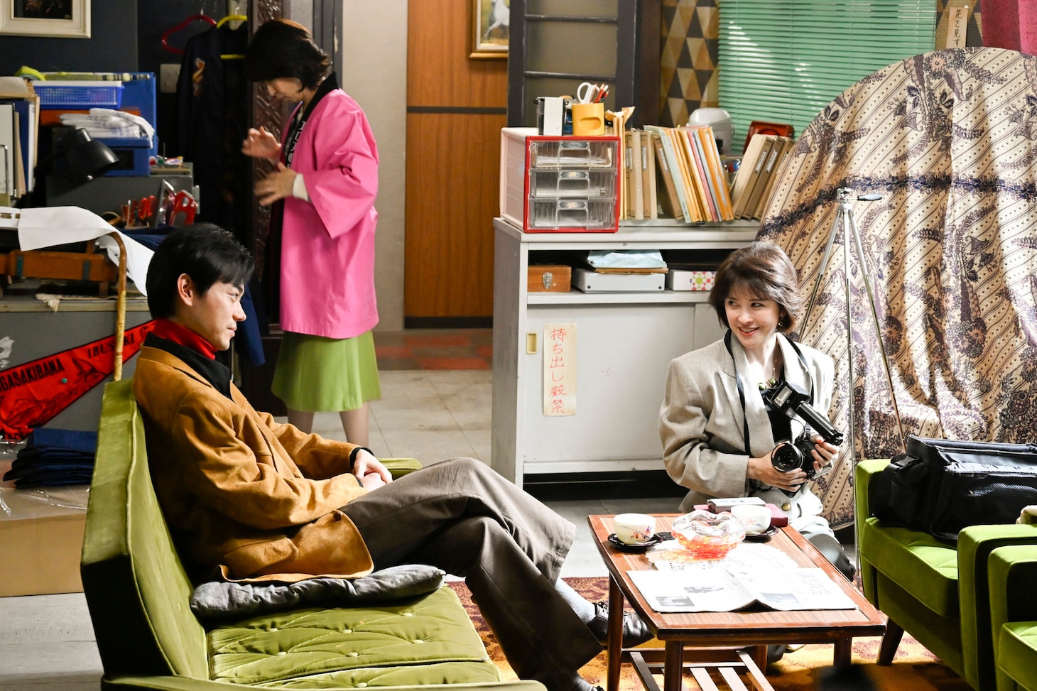 「もしもこの世が舞台なら、楽屋はどこにあるのだろう」第5話より。手前左から菅田将暉、宮澤エマ。