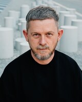 ミロン・シュミュッケル（Photo: Elliott Kreyenberg）