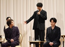 中山優馬（前列左）に向けて、「しっかりと座長を支えます」とアピールする駿河太郎（後列右）。