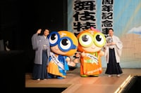 「立川立飛歌舞伎特別公演」の「ご挨拶・解説」より、左から市川團子、たっぴくん、たっぴちゃん、中村壱太郎。（提供：松竹）