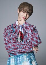 マイクを手にする4人、「オッサン（36）がアイドルになる話」メインビジュアル解禁