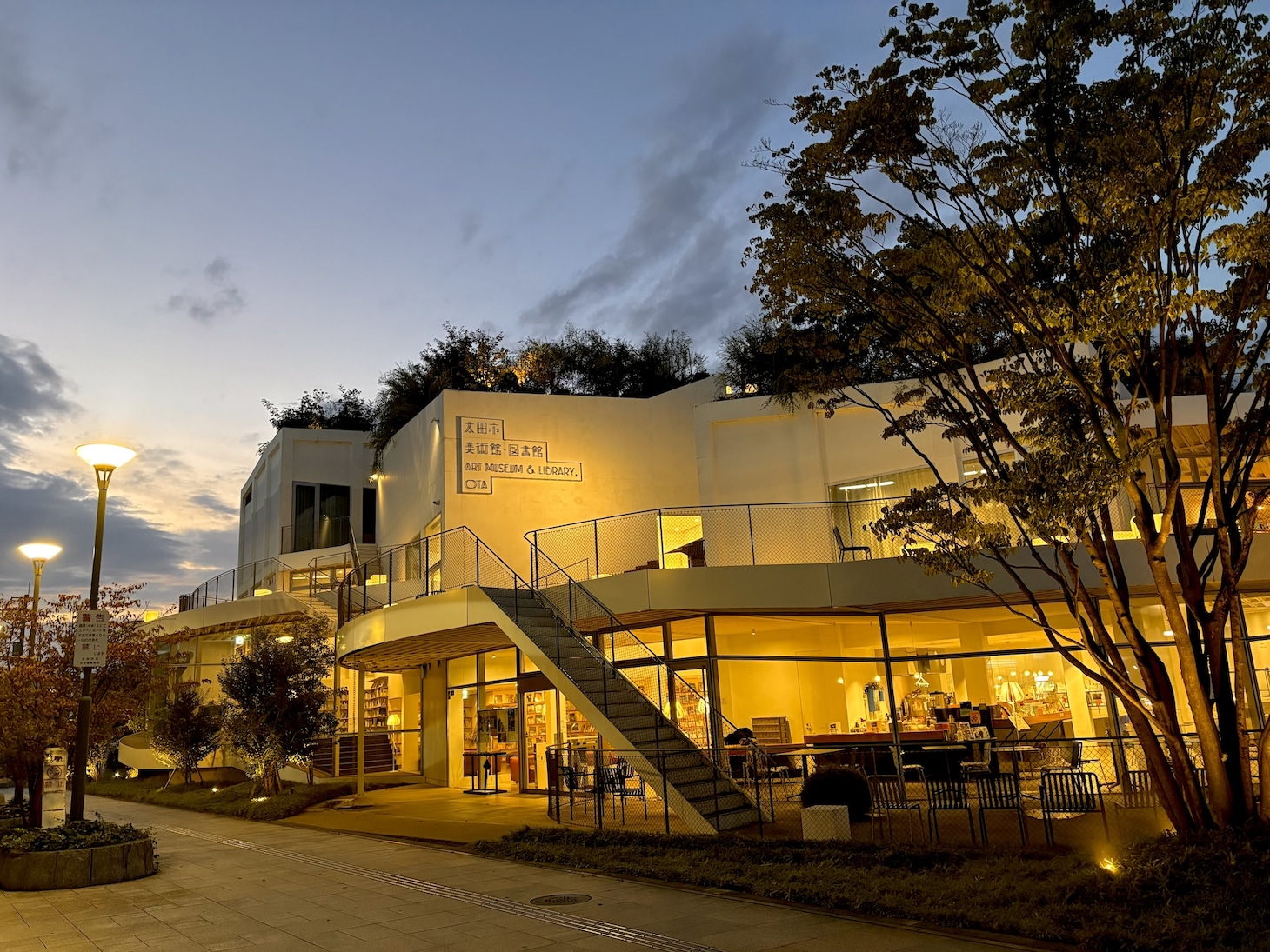 群馬県にある太田市美術館・図書館。厳密に言えば劇場ではないものの、7月から9月に
かけて開催された「演劇クエスト 町場のメリヤス」の拠点に。地元の人から愛されてい
るのがすぐに伝わってくる素敵な施設だった。ロゴも可愛い。