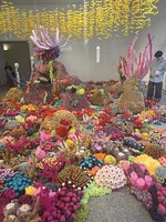 〈最近の演劇以外〉国際芸術祭「あいち2025」のため愛知県芸術文化センターへ。写真はジョグジャカルタ（インドネシア）を拠点に活動するムルヤナの作品で、すべて毛糸を編んだもの。他の展示も充実で近所だったら通いたい。