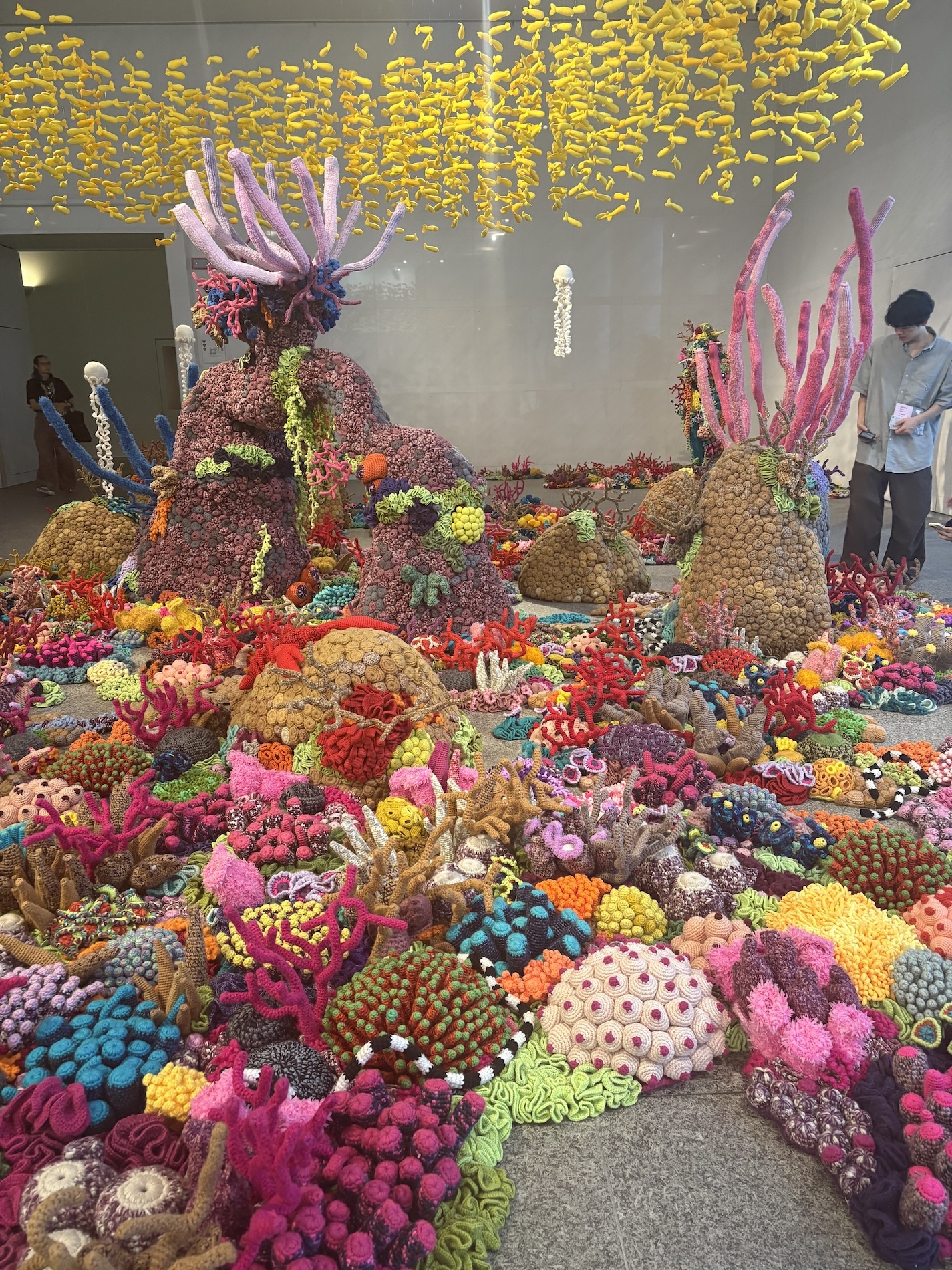 〈最近の演劇以外〉国際芸術祭「あいち2025」のため愛知県芸術文化センターへ。写真はジョグジャカルタ（インドネシア）を拠点に活動するムルヤナの作品で、すべて毛糸を編んだもの。他の展示も充実で近所だったら通いたい。