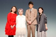 声舞劇！「終活を始めた途端、55歳の息子が帰ってきました」出演者。左からあめくみちこ、泉ピン子、佐藤隆太、星野真里。
