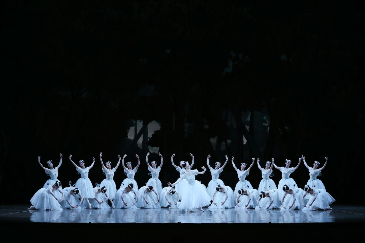 東京バレエ団「ラ・シルフィード」より。(Photo by Kiyonori Hasegawa)