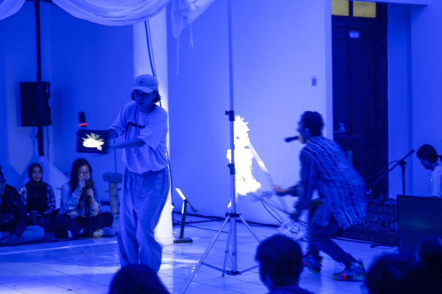 篠田千明×ナナン・アナント・ウィチャクソノ×たかくらかずき「まよかげ／Mayokage」より。