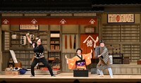 松竹創業百三十周年 南座錦秋公演「松竹上方喜劇まつり」より、「お祭り提灯」の様子。