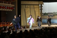 松竹創業百三十周年 南座錦秋公演「松竹上方喜劇まつり」より、「お祭り提灯」の様子。