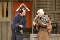松竹創業百三十周年 南座錦秋公演「松竹上方喜劇まつり」より、「お祭り提灯」の様子。