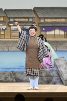 松竹創業百三十周年 南座錦秋公演「松竹上方喜劇まつり」より、「お祭り提灯」の様子。