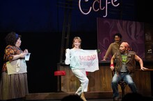 花總まり・森公美子がほのぼのマジック披露、友情と再起描く「バグダッド・カフェ」開幕