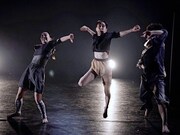 Xstream project 2「THE LONG STRONG HAPPY DEATH」より。（撮影：大洞博靖‬）