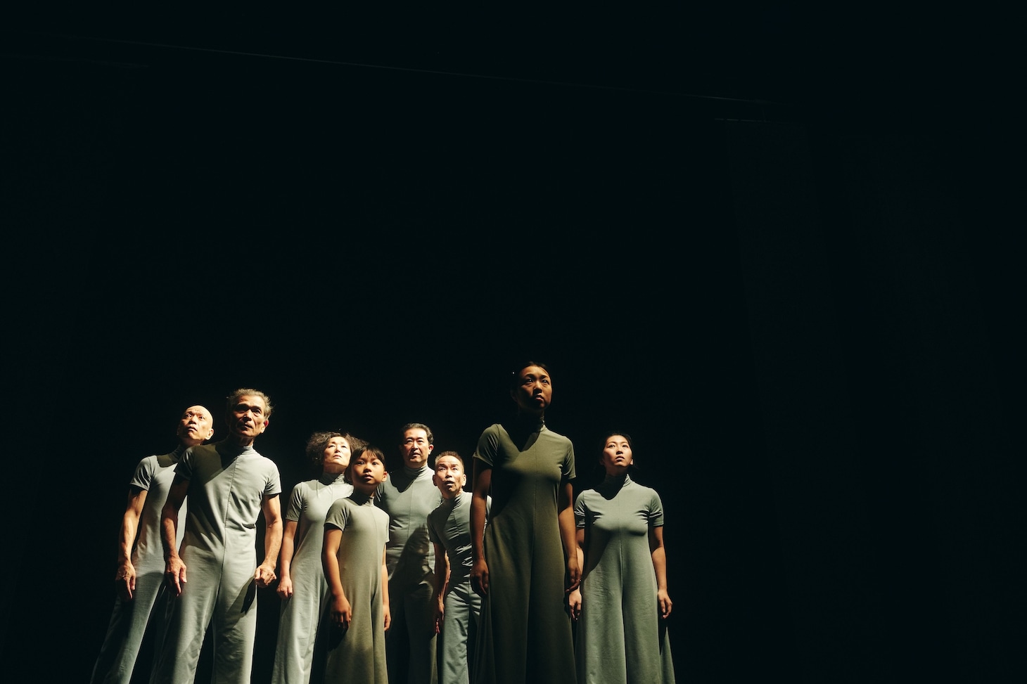 日本ろう者劇団×デフ・パペットシアター・ひとみ×カンパニーデラシネラ 共同創作プロジェクト「100年の眠り」より。（撮影：鈴木穣蔵）