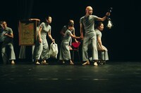 日本ろう者劇団×デフ・パペットシアター・ひとみ×カンパニーデラシネラ 共同創作プロジェクト「100年の眠り」より。（撮影：鈴木穣蔵）