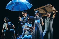 日本ろう者劇団×デフ・パペットシアター・ひとみ×カンパニーデラシネラ 共同創作プロジェクト「100年の眠り」より。（撮影：鈴木穣蔵）