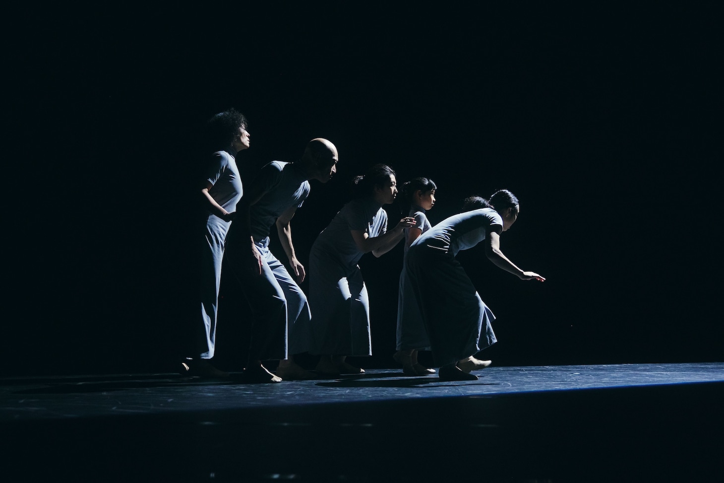 日本ろう者劇団×デフ・パペットシアター・ひとみ×カンパニーデラシネラ 共同創作プロジェクト「100年の眠り」より。（撮影：鈴木穣蔵）