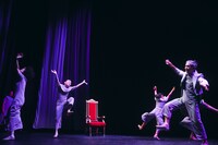 日本ろう者劇団×デフ・パペットシアター・ひとみ×カンパニーデラシネラ 共同創作プロジェクト「100年の眠り」より。（撮影：鈴木穣蔵）