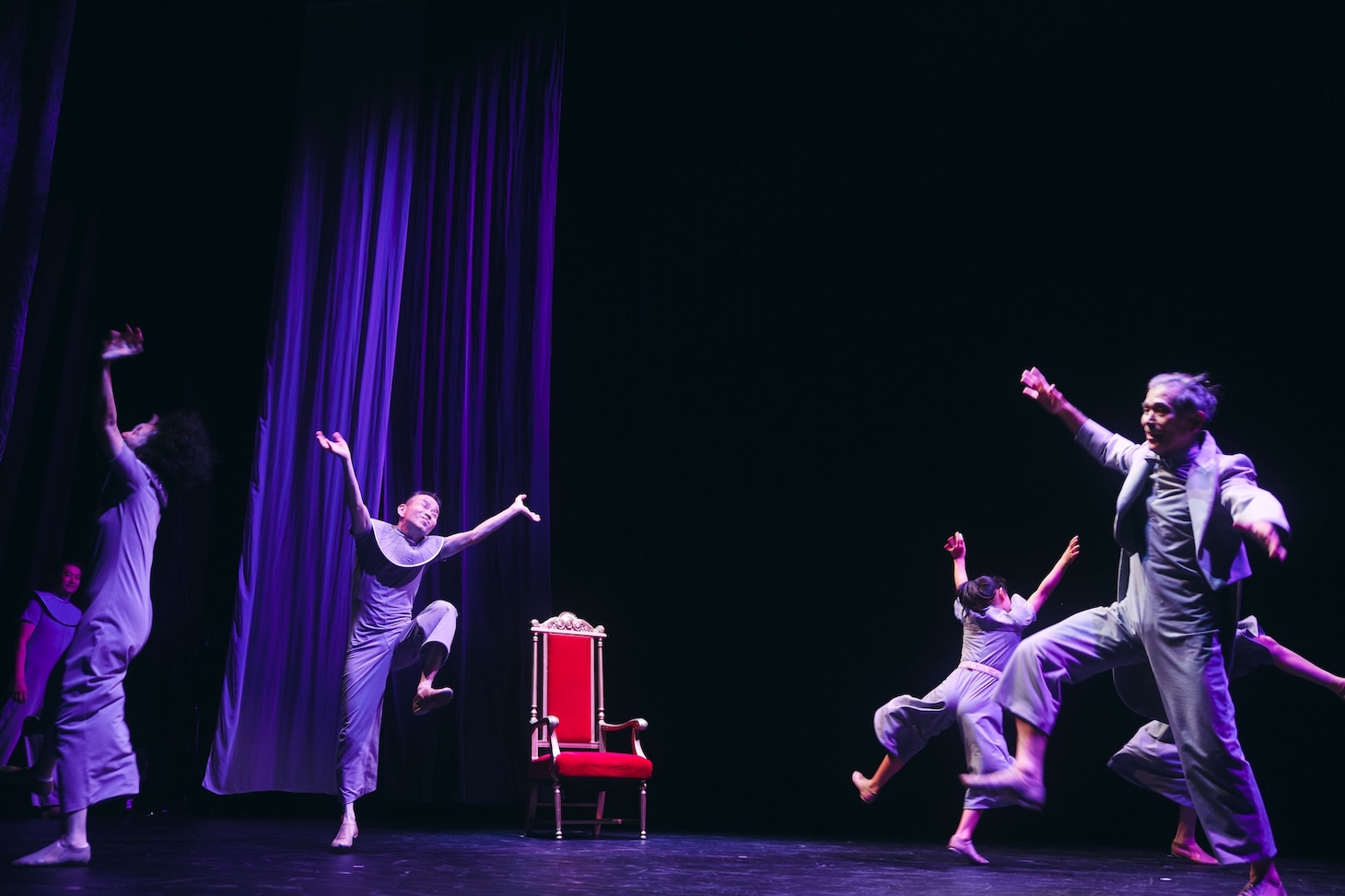 日本ろう者劇団×デフ・パペットシアター・ひとみ×カンパニーデラシネラ 共同創作プロジェクト「100年の眠り」より。（撮影：鈴木穣蔵）