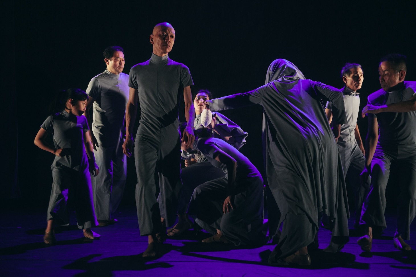 日本ろう者劇団×デフ・パペットシアター・ひとみ×カンパニーデラシネラ 共同創作プロジェクト「100年の眠り」より。（撮影：鈴木穣蔵）