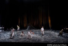 一種の臨死体験のような…SPACと上田久美子が生み出す新たな「ハムレット」幕開け