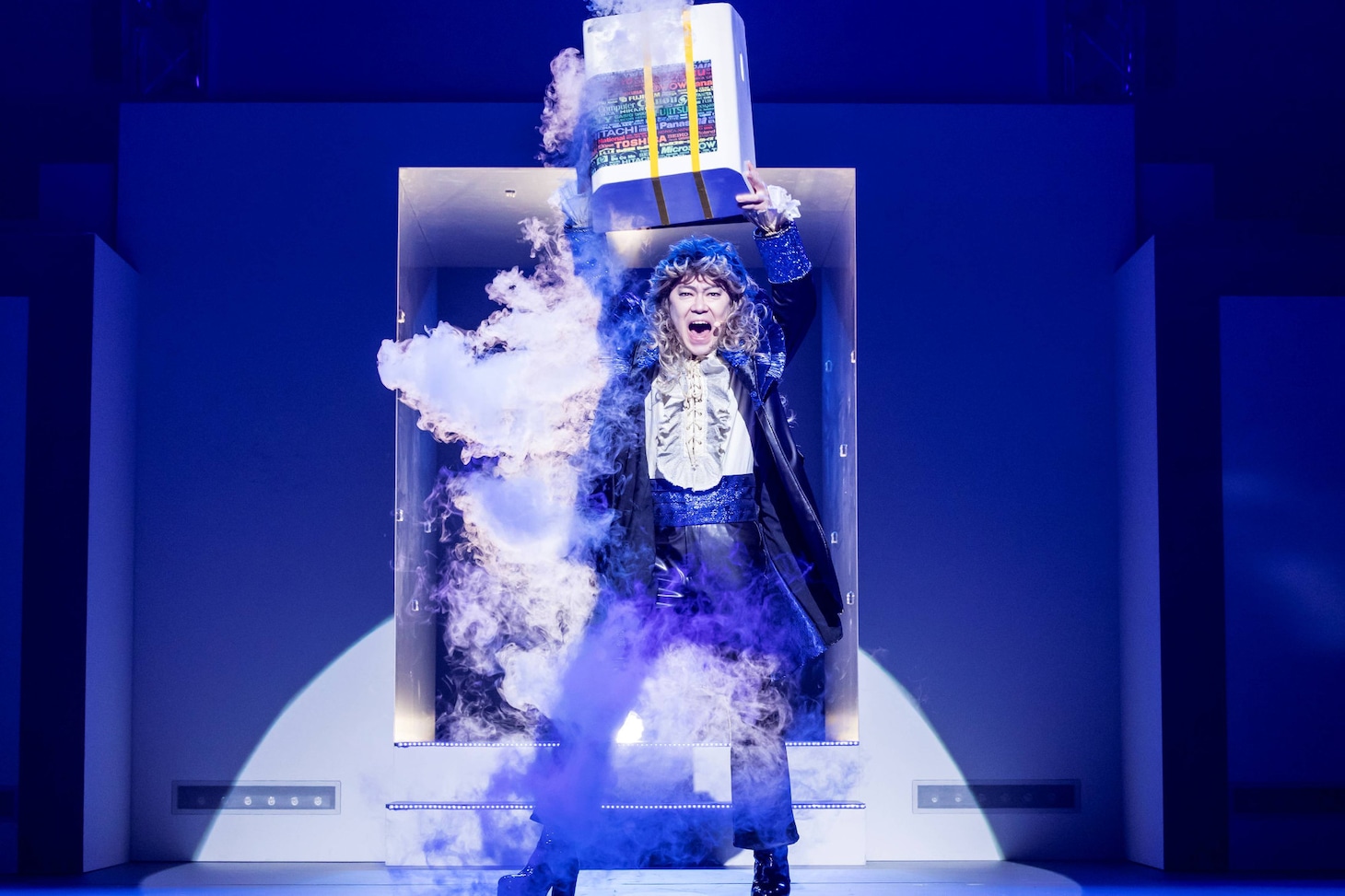 大パルコ人⑤オカタイロックオペラ「雨の傍聴席、おんなは裸足…」より。（撮影：岡千里）