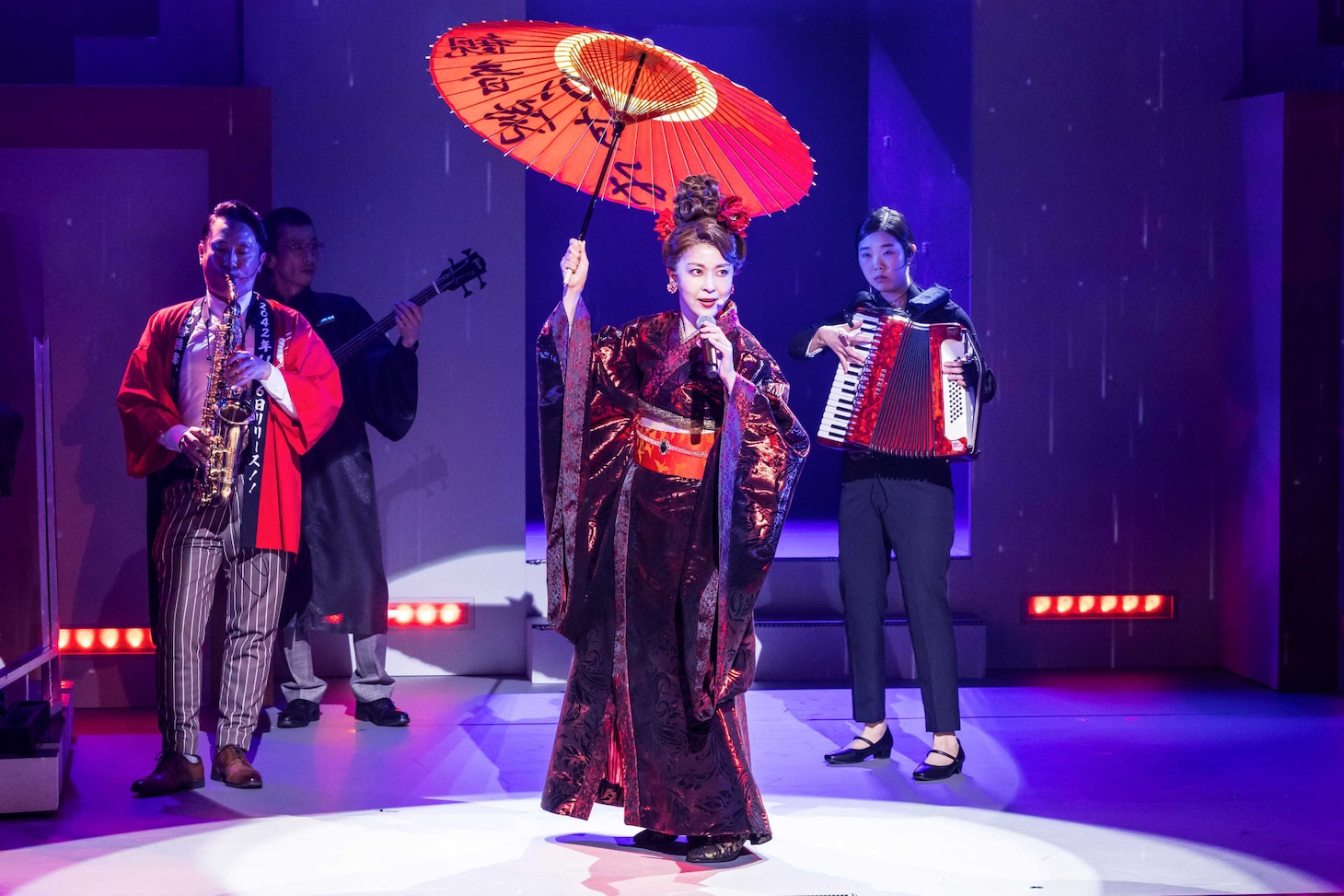 大パルコ人⑤オカタイロックオペラ「雨の傍聴席、おんなは裸足…」より。（撮影：岡千里）