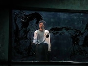 パルコ・プロデュース2025「ヴォイツェック」より。（撮影：細野晋司）