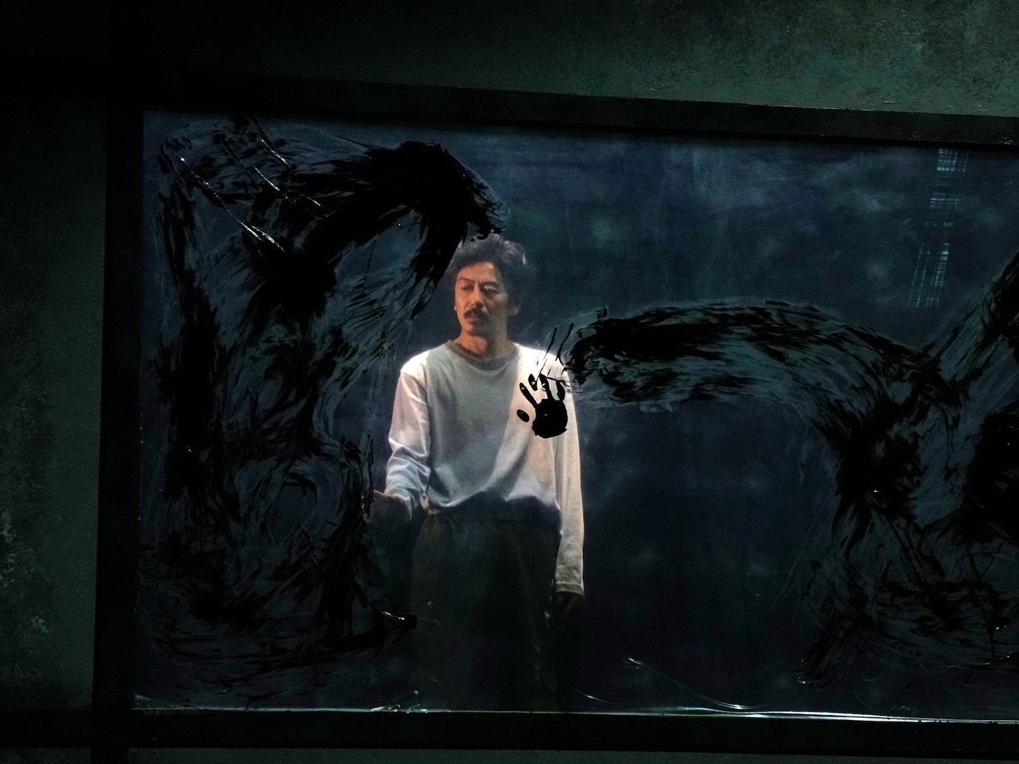 パルコ・プロデュース2025「ヴォイツェック」より。（撮影：細野晋司）