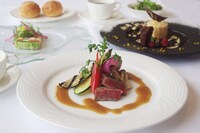 没入型ディナークルーズ「びわ湖ワンダーナイト～湖魚とあなたの協奏ミステリー～」料理のイメージ。