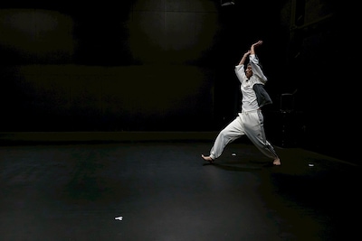 一人の俳優のための五人の演出家による上演 III「桑折現 / ダンス - 中継」より。（撮影：永原圭介）