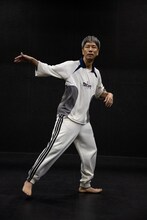 一人の俳優のための五人の演出家による上演 III「桑折現 / ダンス - 中継」より。（Photo by Kim Sajik）