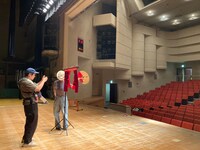 撮影風景。生後1カ月の赤ちゃんと一緒に。