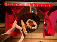 撮影テストの様子。座席の座面が鏡に映り込む。この写真を見るとわかりやすいが、楕円の鏡面に対して鉛筆の“10”が半分、垂直にくっついている。りょこが表現したかったという線対称の“10”だ。