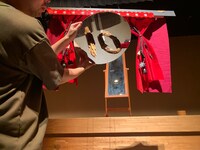 撮影テストの様子。角度によっては劇場の床が写ってしまう。“10”のベストな見え方を探り、試行錯誤が重ねられた。