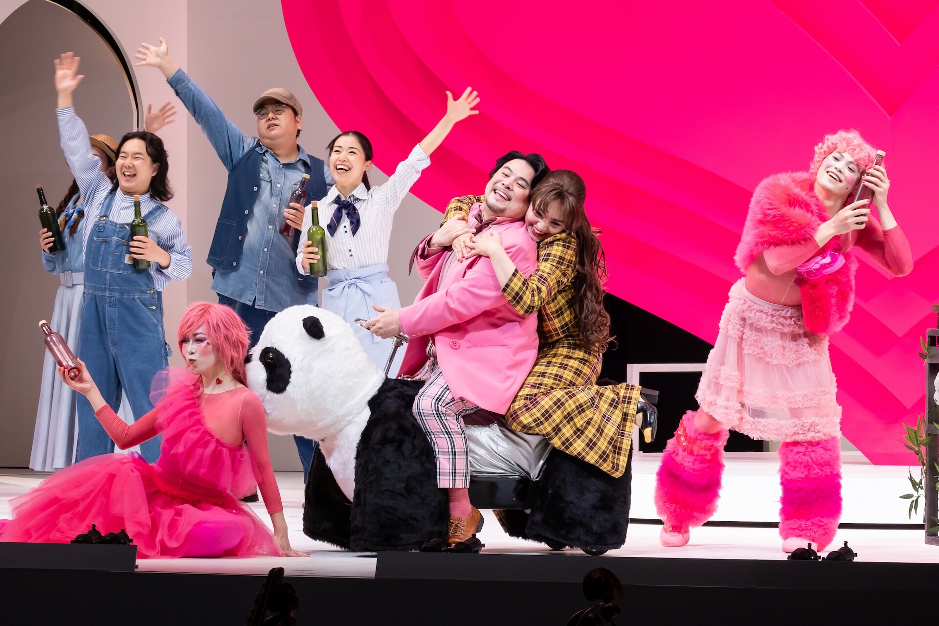 かわいい”があふれてる!杉原邦生オペラ初演出作「愛の妙薬」東京で かわいい”があふれてる!杉原邦生オペラ初演出作「愛の妙薬」東京で
